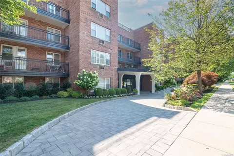 25 Chapel Pl #1K, North Hempstead, NY 11021