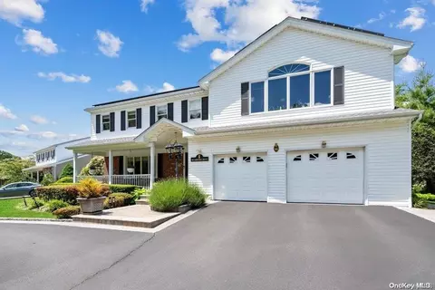 95 Ashford Dr, Syosset, NY 11791