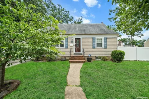 165 Cartwright Blvd, Massapequa Park, NY 11762