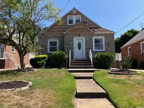700 Barnes Ave, Baldwin, NY 11510