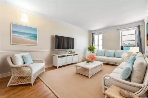 63-109 Saunders St #E13, New York, NY 11374