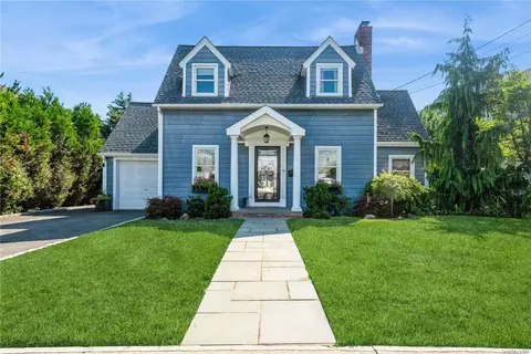 6 Arms Ave, Merrick, NY 11566
