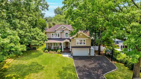 31 Summit Rd, North Hempstead, NY 11050