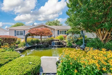 2 Dolphin Ln W, Copiague, NY 11726