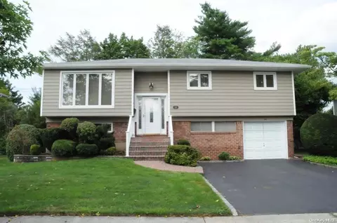 16 Richard Ct, Plainview, NY 11803