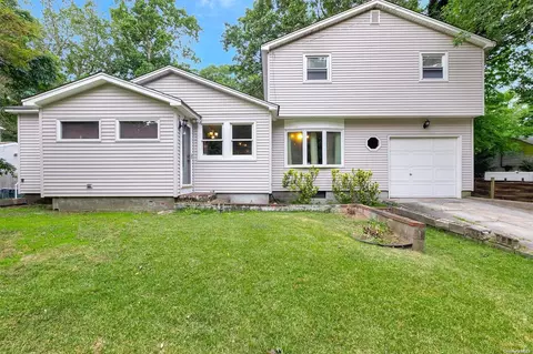 20 Biltmore Dr, Mastic Beach, NY 11951