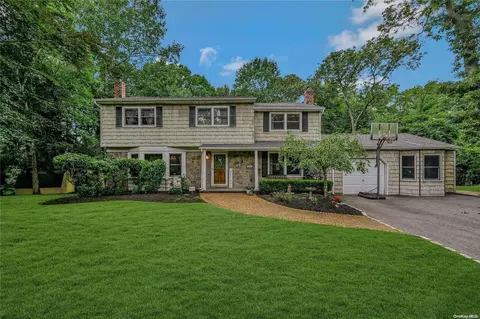 12 Sandpiper Ct, Smithtown, NY 11787