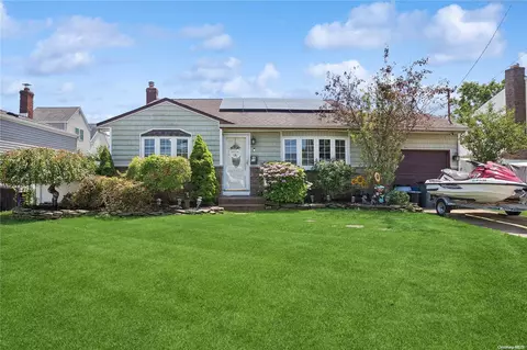 13 W Hampton Rd, Lindenhurst, NY 11757