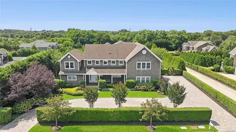 22 Summer Dr, Southampton, NY 11968