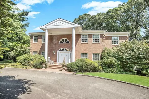 26 Serenite Ln, Syosset, NY 11791
