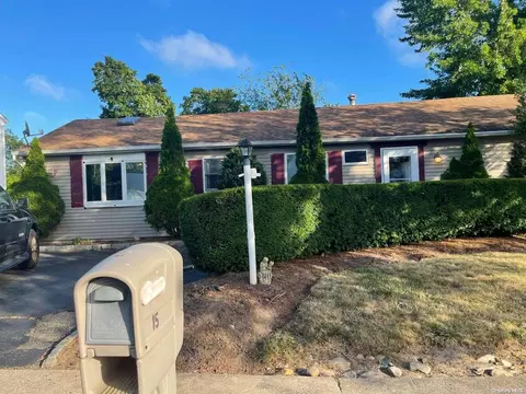 15 Oak St, Central Islip, NY 11722