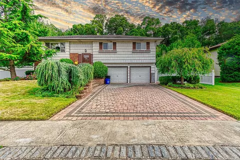 18 Sunburst Dr, Deer Park, NY 11729