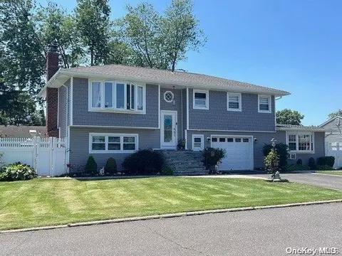 70 Moody Ave, Islip, NY 11751