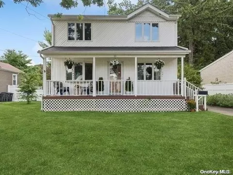 10 Oak St E, Farmingdale, NY 11735