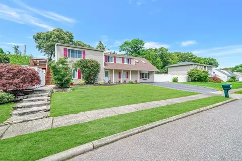9 Horseshoe Dr, Holbrook, NY 11741