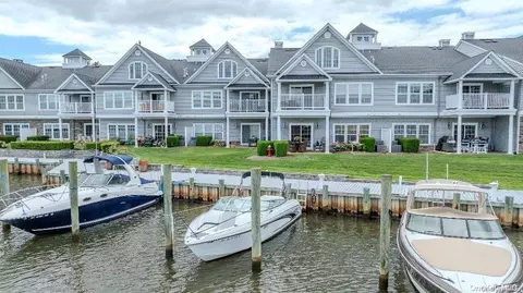8 Nicole Ct #8, Copiague, NY 11726