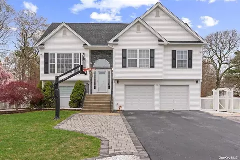 18 Nicole Ln, Coram, NY 11727
