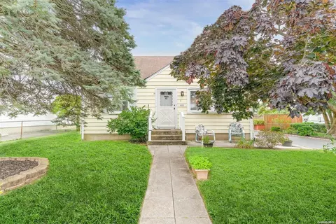 408 Brookside Ct, Copiague, NY 11726