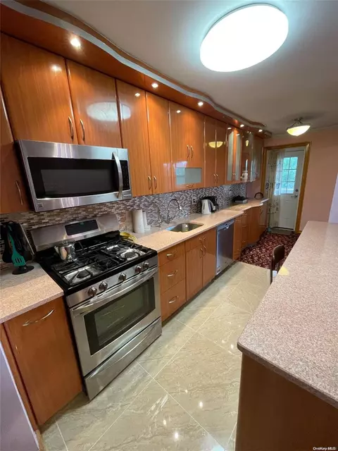 151-40 88 St #5L, Howard Beach, NY 11414