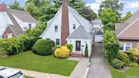 1514 Moffitt Ave, Hewlett, NY 11557