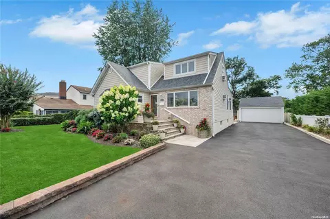 2624 Hewlett Ln, Bellmore, NY 11710