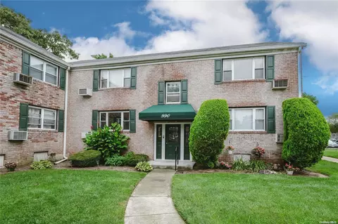 990 Fenwood Dr #4, Valley Stream, NY 11580