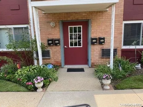 400 Fulton St #20E, Farmingdale, NY 11735