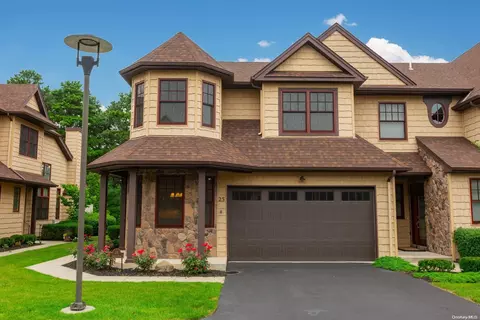 25 Johnnys Path #25, Bayport, NY 11705