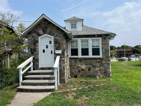 746 S Hickory St, Lindenhurst, NY 11757