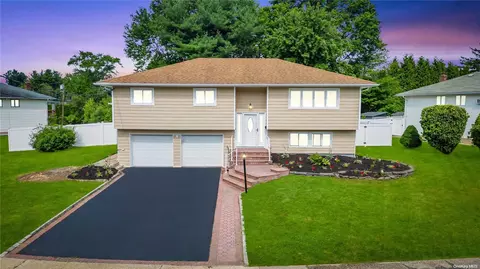 9 Motor Ln, Old Bethpage, NY 11804