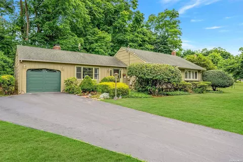 17 Lower Rocky Point Rd, Miller Place, NY 11764