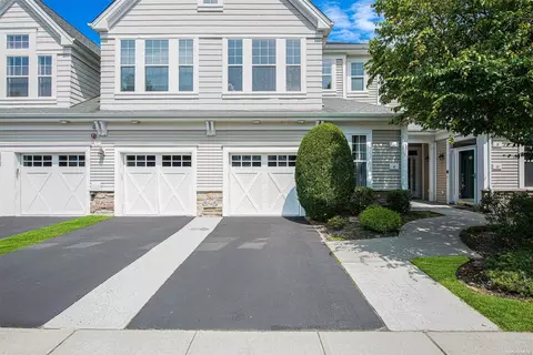 6 Concerto Dr #6, Lake Grove, NY 11755