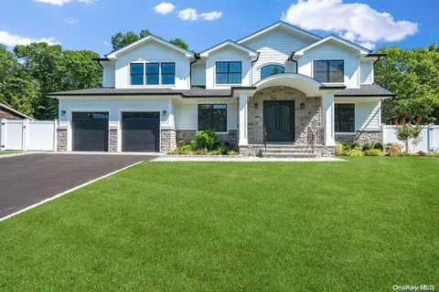 14 Harvard Dr, Woodbury, NY 11797