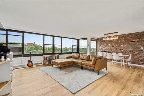 11-01 162nd St #8B, New York, NY 11357