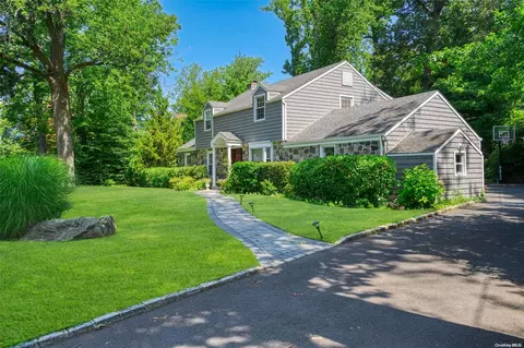 33 Meadow Woods Rd, North Hempstead, NY 11020