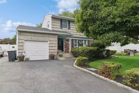 16 Enfield Ln, Kings Park, NY 11754