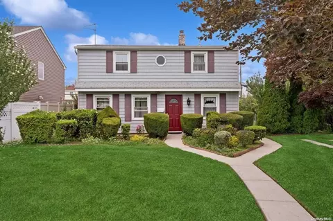 13 Spool Ln, Levittown, NY 11756