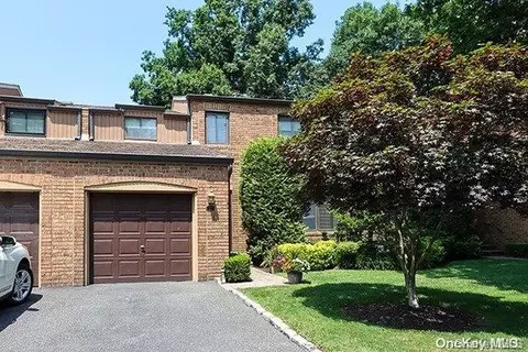 15 Windsor Gate Dr #15, North Hempstead, NY 11040