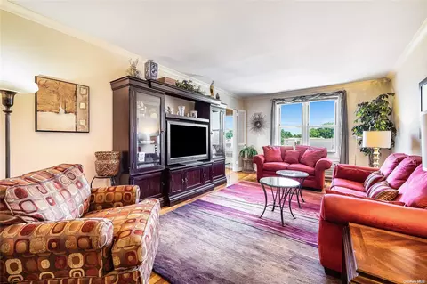 210-50 41st Ave #5D, Bayside, NY 11361