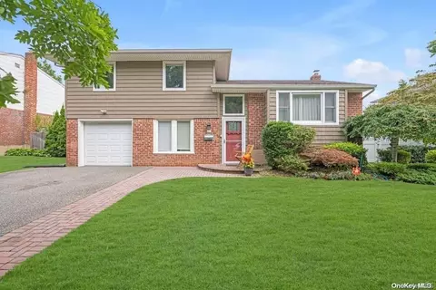 26 Michael Dr, Old Bethpage, NY 11804