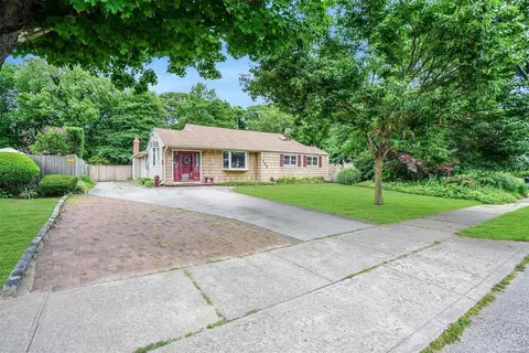 939 Gardiner Dr, Bay Shore, NY 11706