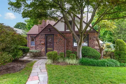 5 Margot Pl, North Hempstead, NY 11023