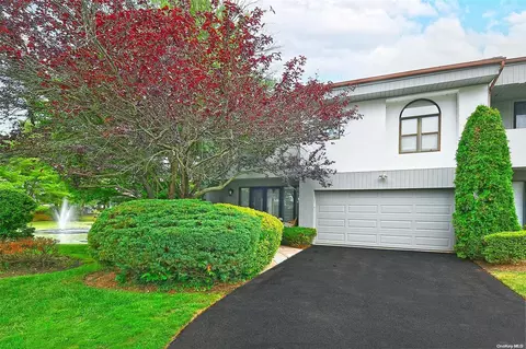 14 Eagle Chase #14, Woodbury, NY 11797