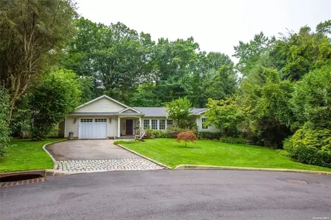 19 Briarfield Dr, North Hempstead, NY 11020