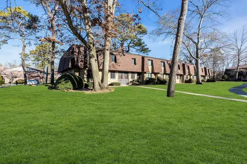 65 Newbrook Ln #65, Bay Shore, NY 11706