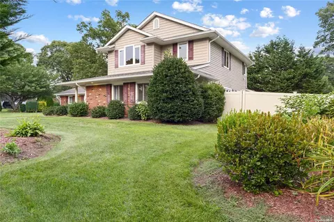 7 Wellsley Ln, Coram, NY 11727