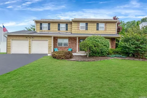 369 Singingwood Dr, Holbrook, NY 11741