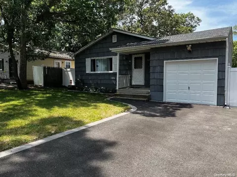 16 Wilson Ave, Selden, NY 11784