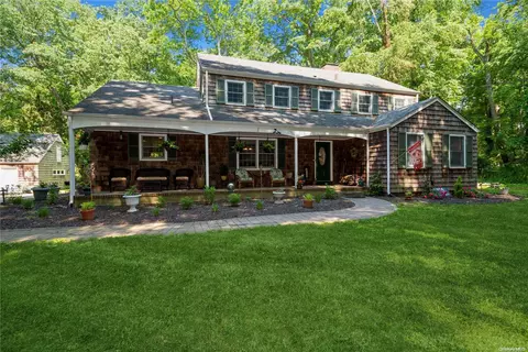 25 Fiddlers Green Dr, Huntington, NY 11743