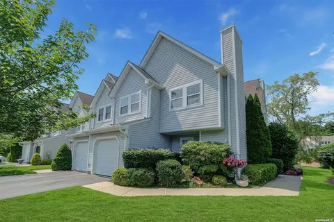 300 Erik Dr #300, Setauket, NY 11733